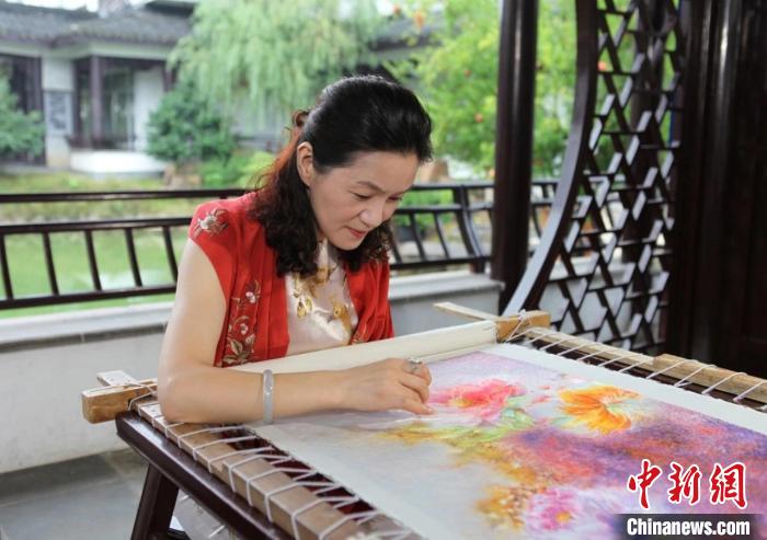 中国工艺美术大师、国家级非遗项目(苏绣)代表性传承人姚建萍 受访者供图