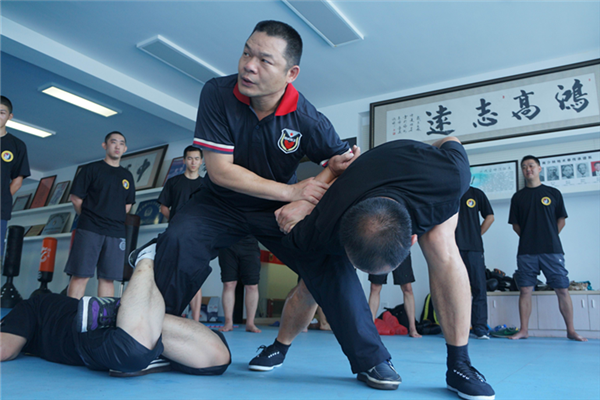 胡成武在为女保镖特训课程现场实战讲解