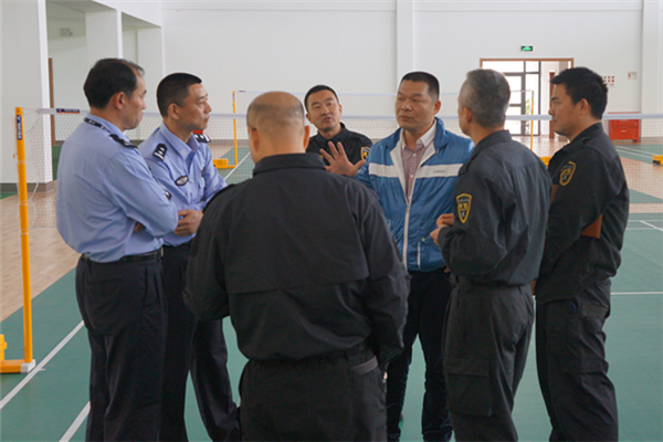 胡成武（右3）受聘担任上海警察学院要人警卫课程特聘教授。图为其与学校教研室教师研讨锁控技术。